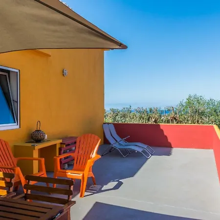 A Casa Amarela Capelas (Sao Miguel)